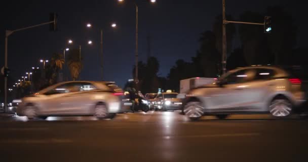 Nocny Upływ Czasu Widok Ruchu Ruchliwym Skrzyżowaniu Miasta Strzał Dół — Wideo stockowe