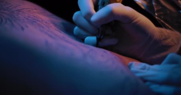 Tatuażysta Narysował Tatuaż Plecach Jej Klientki Zwolniony Ruch Niebieskie Oświetlenie — Wideo stockowe
