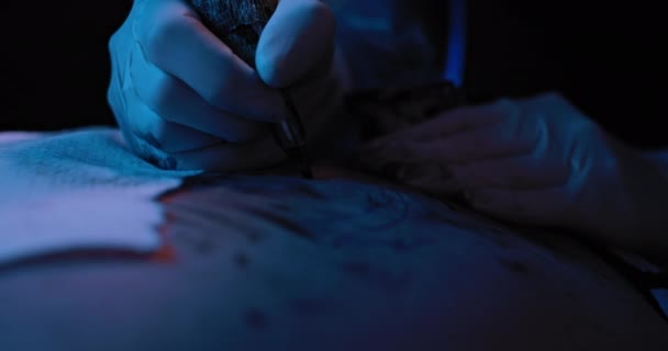 Professionele Tattoo Artiest Met Witte Handschoenen Inkten Een Klant Studio — Stockvideo