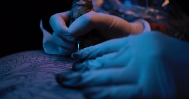 Egy Tetováláskészítő Folyamat Közelsége Egy Profi Tetoválóstúdióban Lassú Mozgás Kék — Stock videók