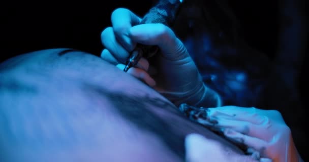 Person Som Tatuerar Sig Professionell Studio Slow Motion Blå Studiobelysning — Stockvideo