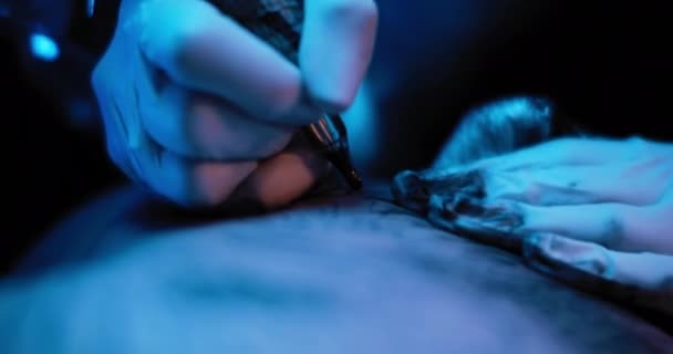 Macro Shot Van Het Tatoeëren Proces Een Professionele Tattoo Studio — Stockvideo