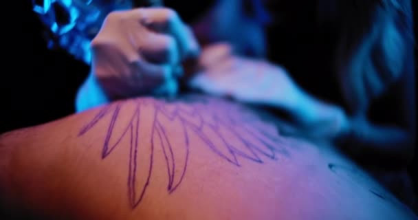 Närbild Tatueringskonstnär Som Gör Tatuering Persons Rygg Med Blå Färg — Stockvideo