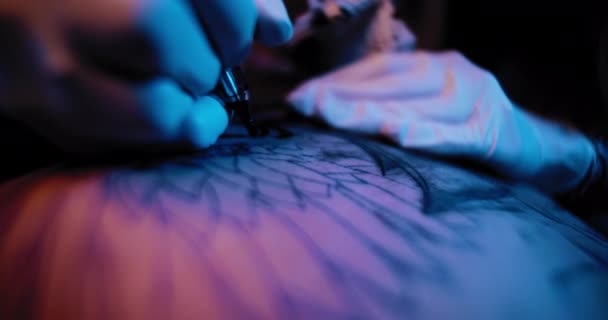 Primo Piano Del Corpo Una Persona Con Tatuaggio Fatto Tatuatore — Video Stock