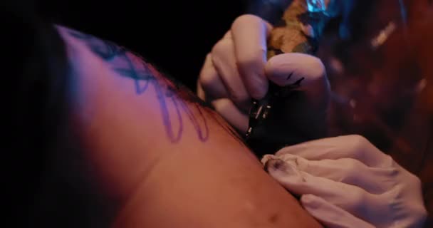 Person Som Tatuerar Sig Professionell Studio Slow Motion Blå Studiobelysning — Stockvideo