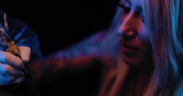 Närbild Kvinnlig Tatueringskonstnär Som Ritar Tatuering Persons Hud Slow Motion — Stockvideo
