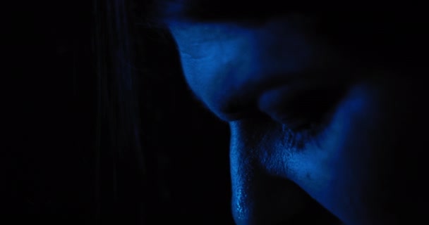 痛みを感じながら スタジオでタトゥーを入れる女性の顔を閉じてください スローモーション 青のスタジオ照明 フィールドの浅い深さ Bmpcc — ストック動画