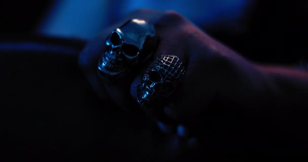 在工作室的纹身过程中 用骷髅戒指紧紧抓住一个人的手 慢动作 蓝色的工作室照明 浅浅的田野深度 Bmpcc — 图库视频影像