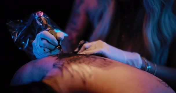 Närbild Tatuerare Hand Gör Stor Tatuering Ritning Persons Rygg Slow — Stockvideo