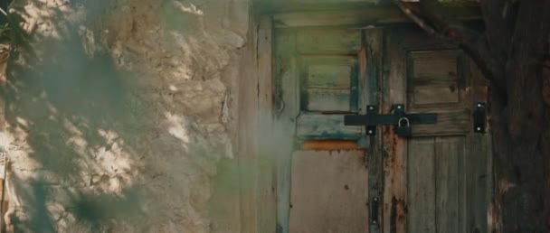 Fachada Antigua Casa Piedra Con Puerta Madera Cerrada Filmación Cinematográfica — Vídeos de Stock