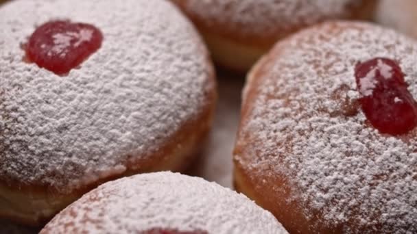 Donuts Geleia Hanukkah Cobertos Com Açúcar Câmera Lenta Bmpcc — Vídeo de Stock