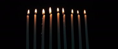 Karanlık bir odada yanan Hanuka mumları, ağır çekim, Bmpcc 4k