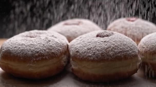 Zuckerpuder Auf Hanukkah Gelee Donuts Verteilen Zeitlupe Bmpcc — Stockvideo