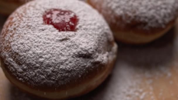 Zuckerpuder Auf Hanukkah Gelee Donuts Verteilen Zeitlupe Bmpcc — Stockvideo