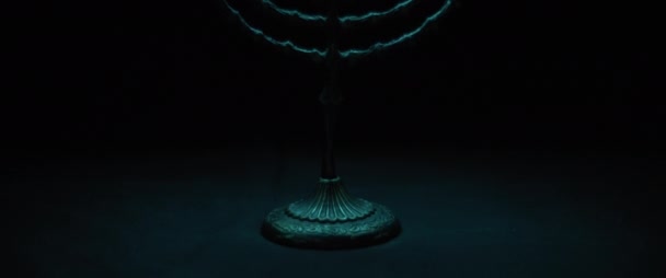 Hanukkah Menorah蜡烛在黑暗的房间里 慢动作 Bmpcc — 图库视频影像