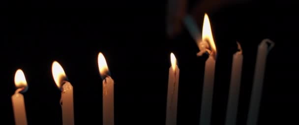 Persona Che Accende Candele Hanukkah Menorah Una Stanza Buia Rallentatore — Video Stock