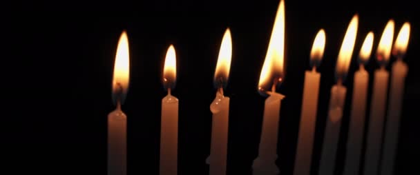 Candele Accese Hanukkah Accese Una Stanza Buia Rallentatore Bmpcc — Video Stock