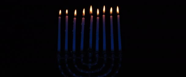 Lit Hanukkah Velas Menorah Ardiendo Una Habitación Oscura Cámara Lenta — Vídeos de Stock