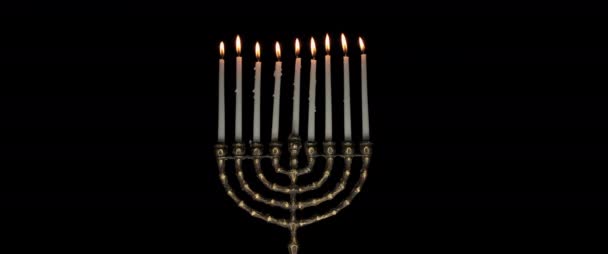 Lit Hanukkah Velas Menorah Ardiendo Sobre Fondo Oscuro Cámara Lenta — Vídeo de stock