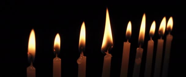 Lit Hanukkah Velas Ardiendo Una Habitación Oscura Cámara Lenta Bmpcc — Vídeo de stock