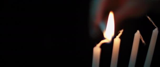 Persona Che Accende Candele Hanukkah Menorah Una Stanza Buia Rallentatore — Video Stock