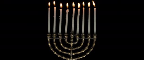 Lit Hanukkah Velas Menorah Ardiendo Sobre Fondo Oscuro Cámara Lenta — Vídeos de Stock