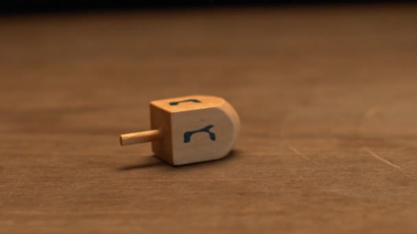 Primer Plano Hanukkah Dreidel Madera Acostado Sobre Mesa — Vídeo de stock