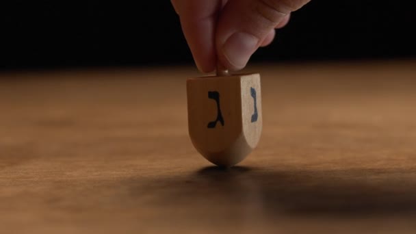 Persoon Ronddraaiend Hanukkah Houten Dreidel Slow Motion Bmpcc — Stockvideo