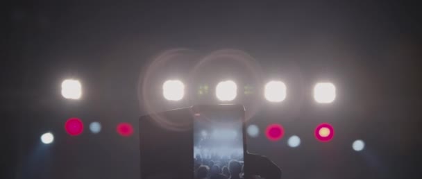 Osoba Robiąca Zdjęcie Podczas Koncertu Migającymi Tle Reflektorami Ludzie Przed — Wideo stockowe