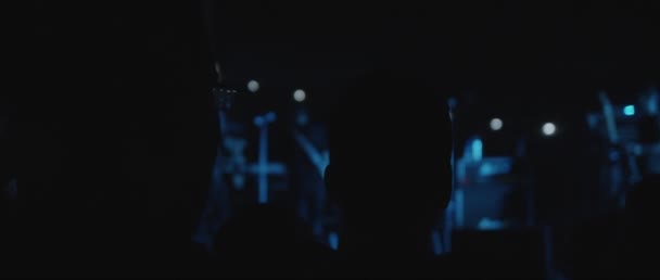 Кадром Силуэты Людей Время Концерта Группы Ночном Клубе Голубое Освещение — стоковое видео