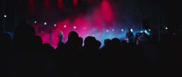 Ujęciem Tłumu Ludzi Przed Sceną Podczas Koncertu Żywo Lub Klubu — Wideo stockowe