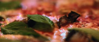 İtalyan pizzası, fesleğen, peynir ve patlıcan soslu. Yemek konsepti, geleneksel İtalyan mutfağı. Gerçek zamanlı çekim. Blackmagic Tasarım Cep Telefonu Sinema Kamerası 4k
