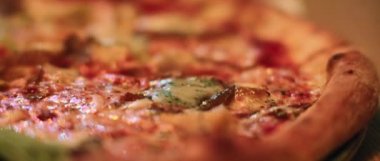 İtalyan pizzası, fesleğen, peynir ve patlıcan soslu. Yemek konsepti, geleneksel İtalyan mutfağı. Gerçek zamanlı çekim. Blackmagic Tasarım Cep Telefonu Sinema Kamerası 4k