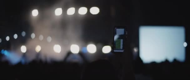 Pessoa Tirando Uma Foto Durante Concerto Com Holofotes Piscando Fundo — Vídeo de Stock