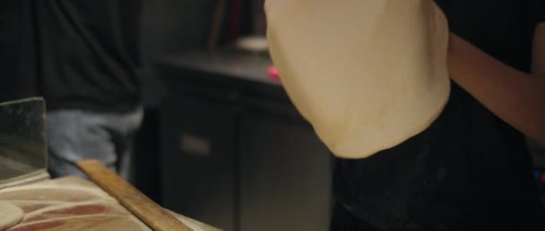 Женщина Прядет Тесто Пиццы Двумя Руками Кухне Ресторане Итальянская Пицца — стоковое видео