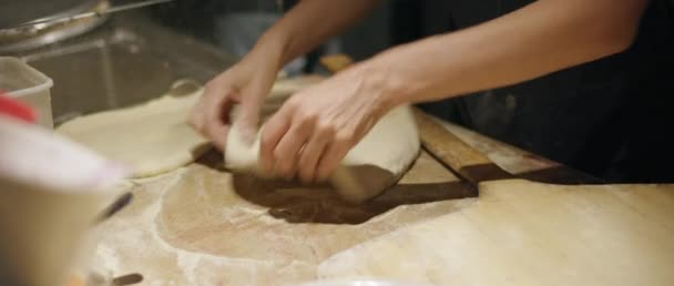 Pizza Chef Prepara Masa Con Harina Mesa Madera Con Las — Vídeos de Stock