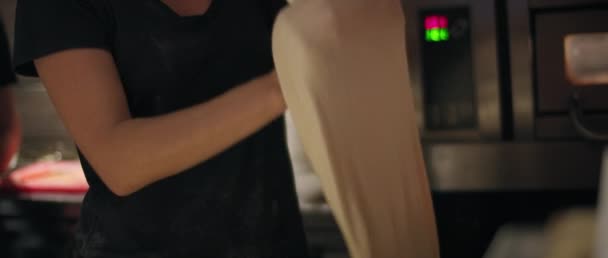 Femme Préparant Pâte Pizza Avec Deux Mains Filant Pâte Dans — Video