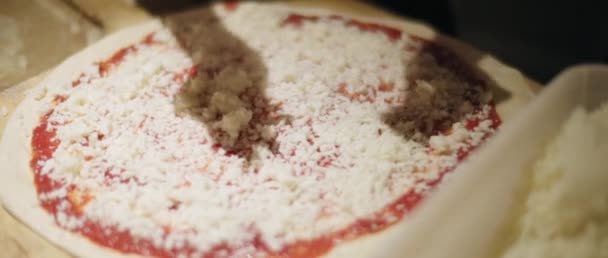 Chef Verteilt Frische Basilikumblätter Auf Traditionellen Italienischen Pizzateig Mit Tomatensauce — Stockvideo