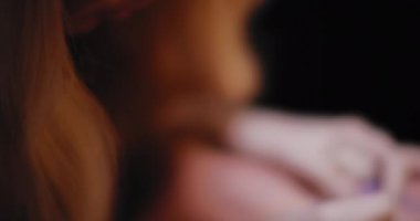 Bir insanın eline dövme yapan genç bir kadın dövmecinin fotoğrafını çek. Yavaş çekim, sığ alan derinliği. BMPCC 4K