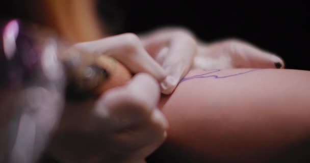 Close Tattoo Artist Making Tattoo Drawing Person Hand Wiping Napkin — Stock Video