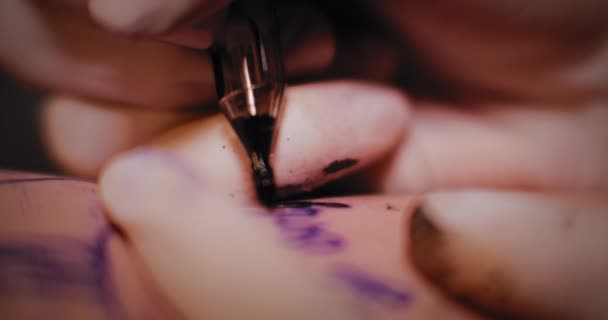 Tatuaje Artista Haciendo Dibujo Tatuaje Texto Mano Una Persona Macro — Vídeos de Stock