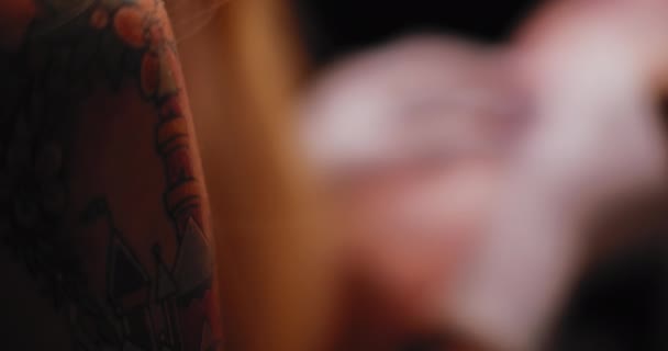 Detailní Záběr Mladé Tetovací Umělkyně Během Její Práce Studiu Zpomalený — Stock video