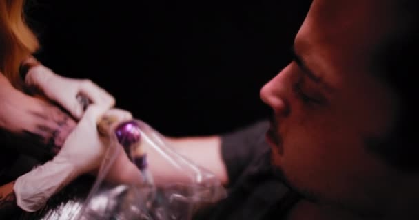 Primer Plano Joven Haciéndose Tatuaje Estudio Profesional Tatuajes Cámara Lenta — Vídeos de Stock