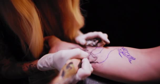 Κοντινό Πλάνο Μιας Νεαρής Γυναίκας Τατουάζ Κατά Διάρκεια Της Δουλειάς — Αρχείο Βίντεο