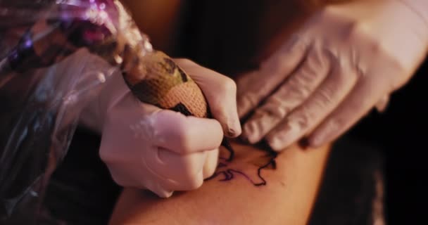 Tattoo Umělec Dělá Tetování Jelena Ruce Člověka Blízko Zpomalený Pohyb — Stock video