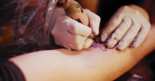 Tatueringsmästare Gör Tatuering Ritning Persons Hand Närbild Långsamma Rörelser Kort — Stockvideo