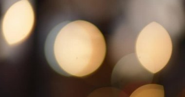 Şehir gece ışıklarının soyut görüntüsü, bulanık arka plan, odağını yitirmiş, bokeh ışıkları. Bmpcc 4k