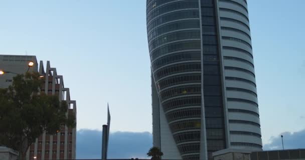 Segeltorn Byggnad Centrum Haifa Med Blå Himmel Och Moln Bakgrunden — Stockvideo