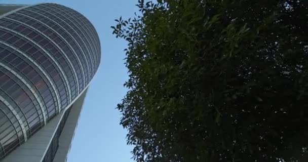 ダウンタウンハイファ 地区政府センターでセイルタワーの建物の眺め 傾斜アップ ボトムビュー ハンドヘルド Bmpcc — ストック動画