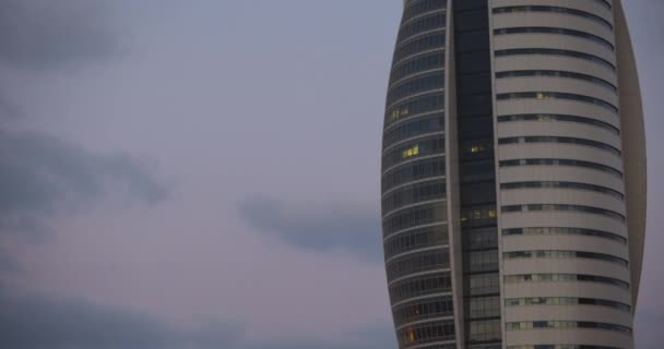 Torre Vela Centro Haifa Por Noche Con Cielo Púrpura Nubes — Vídeos de Stock